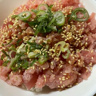 ほんのり胡麻油が香るねぎとろ丼